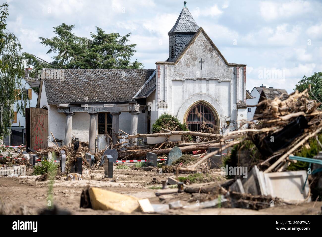 Bad Neuenahr Ahrweiler, Deutschland. Juli 2021. Der Friedhof mit der Trauerhalle ist nach dem Sturm verwüstet. Quelle: Marius Becker/dpa/Alamy Live News Stockfoto