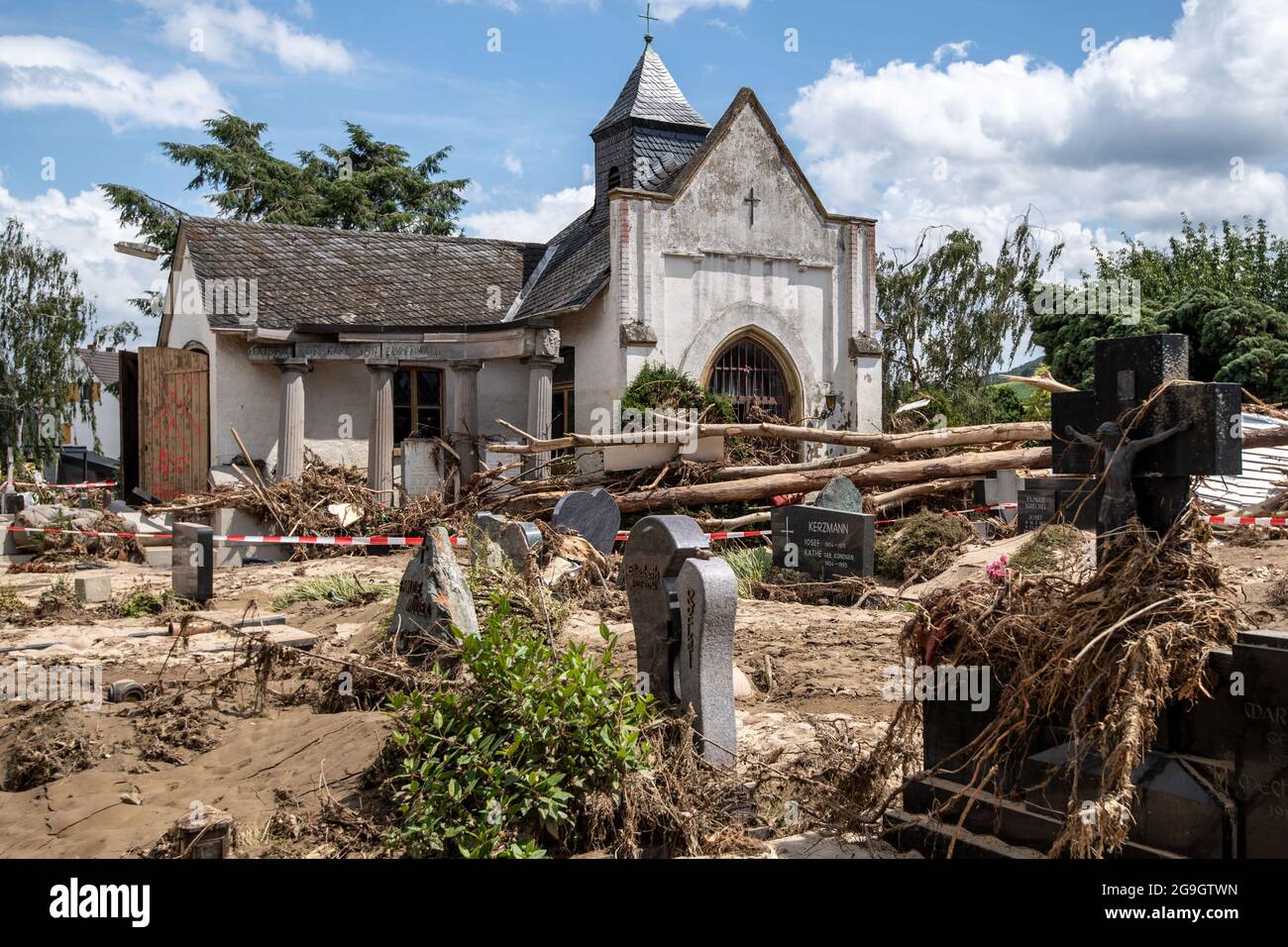 Bad Neuenahr Ahrweiler, Deutschland. Juli 2021. Der Friedhof mit der Trauerhalle ist nach dem Sturm verwüstet. Quelle: Marius Becker/dpa/Alamy Live News Stockfoto