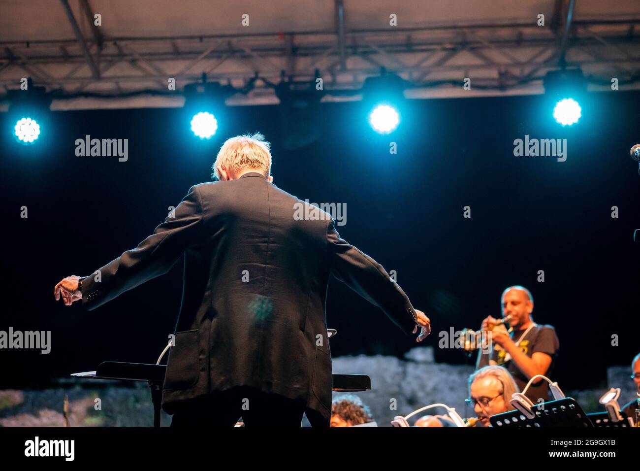 Zweite Ernennung des Pomigliano Jazz Festival Sonntags im römischen Amphitheater in Avella, tritt Enzo Avitabile in Begleitung des neapolitanischen Jazzorchesters unter der Leitung von Mario Raja auf und eröffnet den Pianisten Francesco Nastro mit dem "Solo Piano", Neapel von Scarlatti bis Calise mit Tributen an Pino Daniele im Jazz-Format. (Foto von Giovanni Esposito/Pacific Press/Sipa USA) Stockfoto