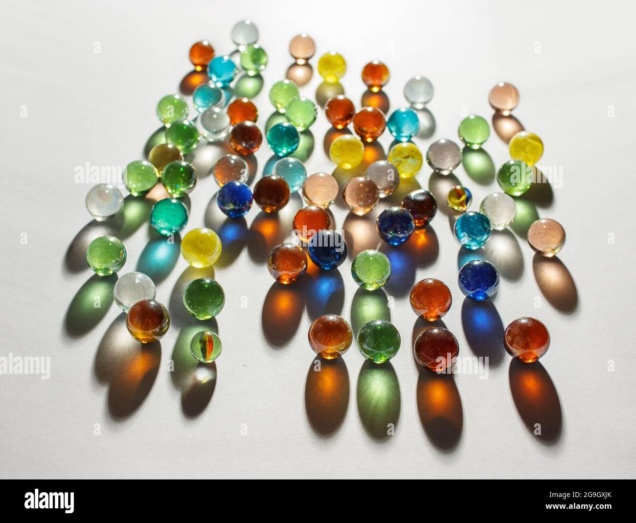 Bunte Glaskugeln auf dem Tisch in Nahaufnahme Stockfoto