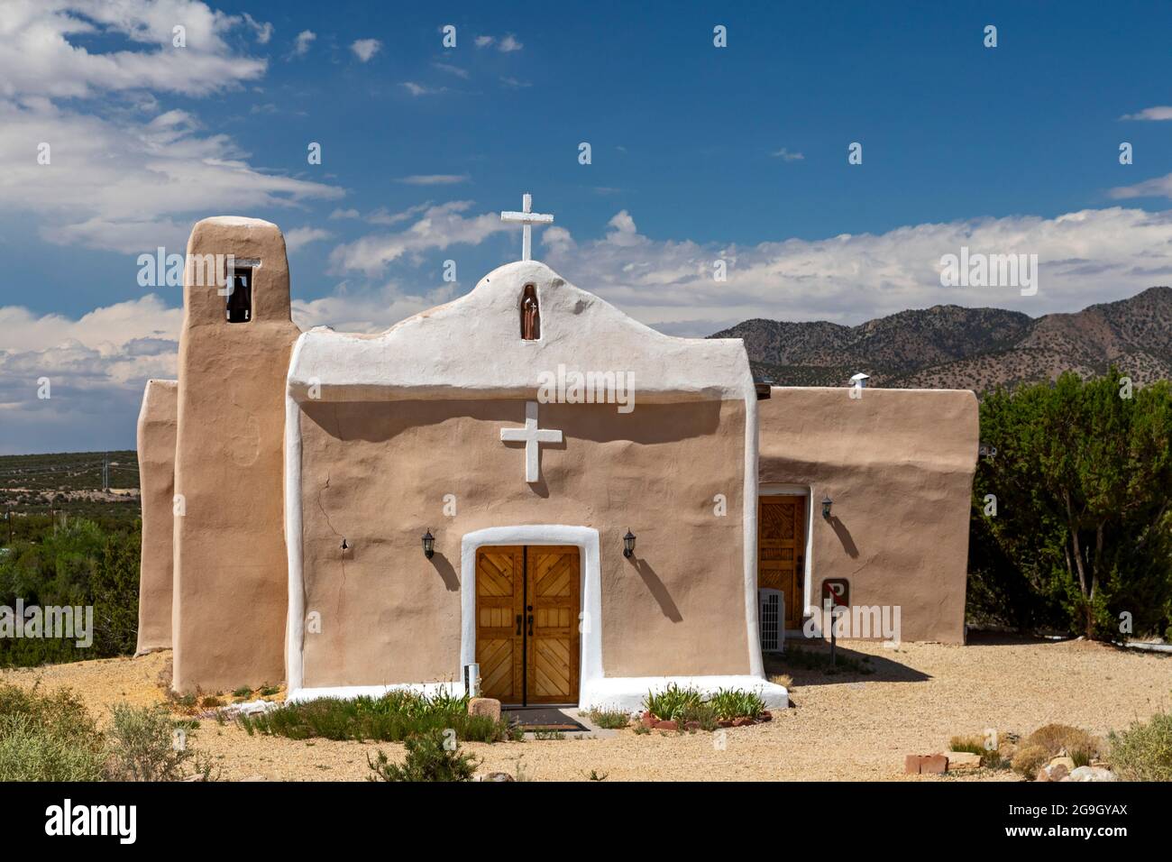 Golden, New Mexico - Katholische Kirche von San Francisco de Asis. Erbaut in den 1830er Jahren, nachdem Gold in der Gegend entdeckt wurde, wurde die Kirche für den Menschen verlassen Stockfoto
