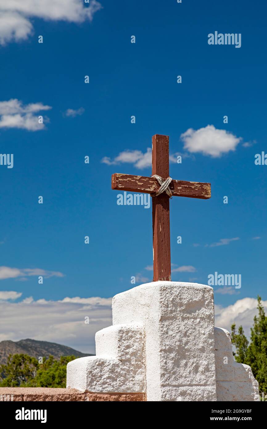 Golden, New Mexico - EIN Kreuz in der katholischen Kirche San Francisco de Asis. Erbaut in den 1830er Jahren, nachdem Gold in der Gegend entdeckt wurde, war die Kirche abando Stockfoto