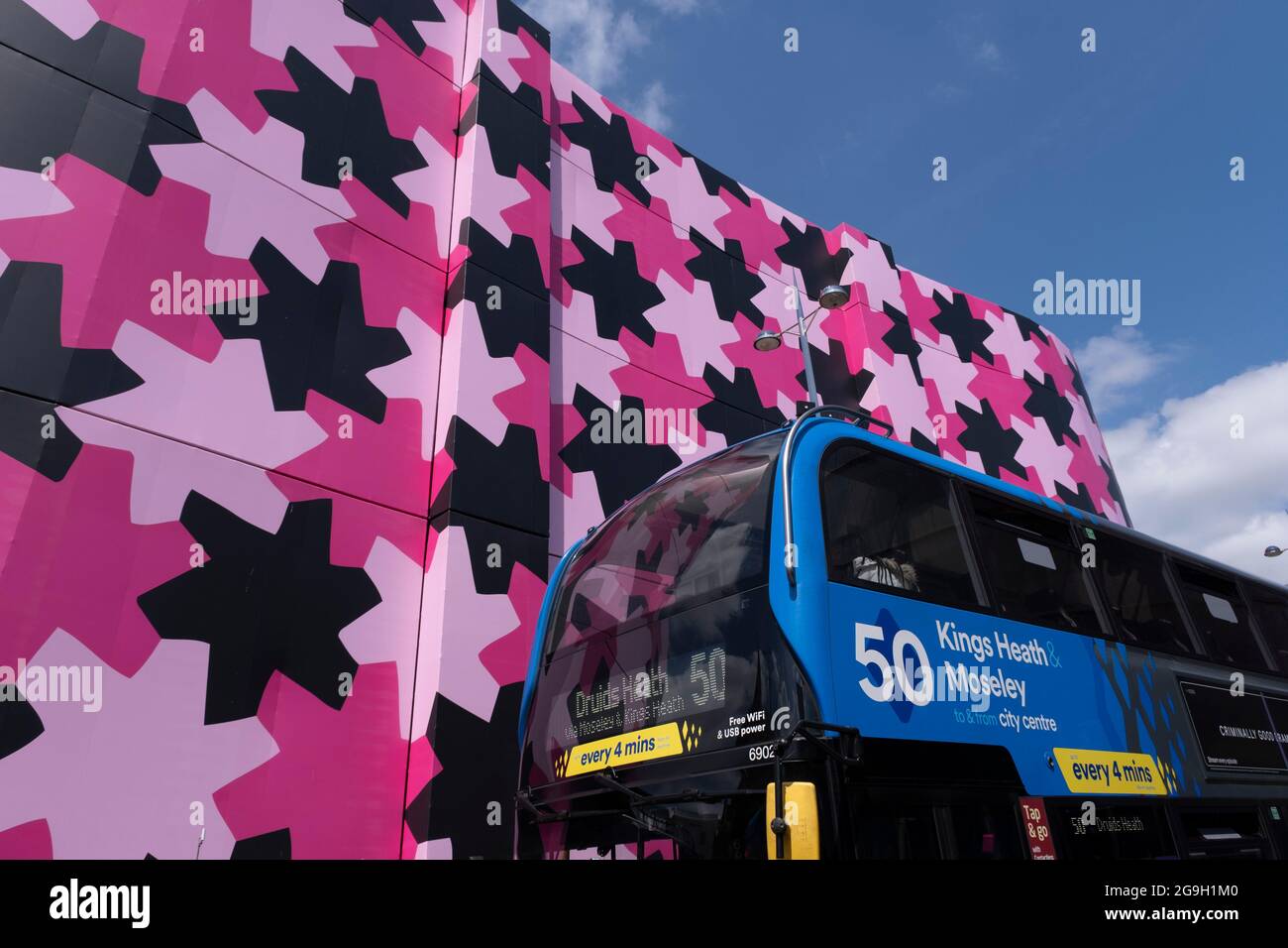 Renovierung des ikonischen Selfridges-Gebäudes im Stadtzentrum am 14. Juli 2021 in Birmingham, Großbritannien. Das Äußere des Gebäudes wurde mit Gerüsten und einer pinken Schutzhülle umhüllt, während es renoviert wird, während die Scheiben gereinigt und in seiner ursprünglichen Farbe neu gestrichen werden. Stockfoto