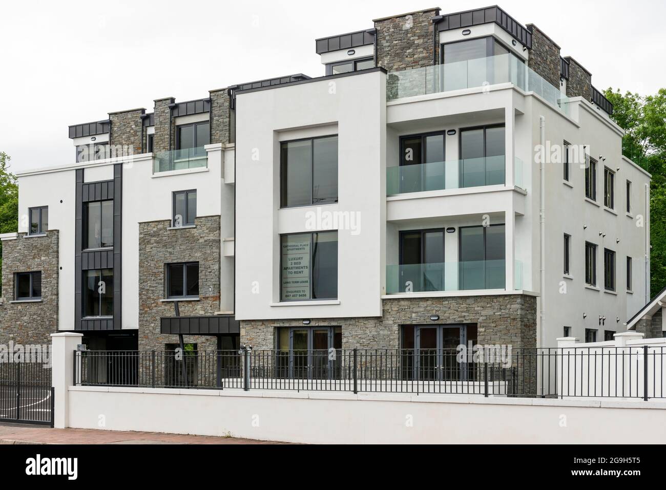Wohnungsbau Irland. Neu erbautes Wohngebiet und luxuriöse Apartments am Cathedral Place, Killarney, County Kerry, Irland Stockfoto