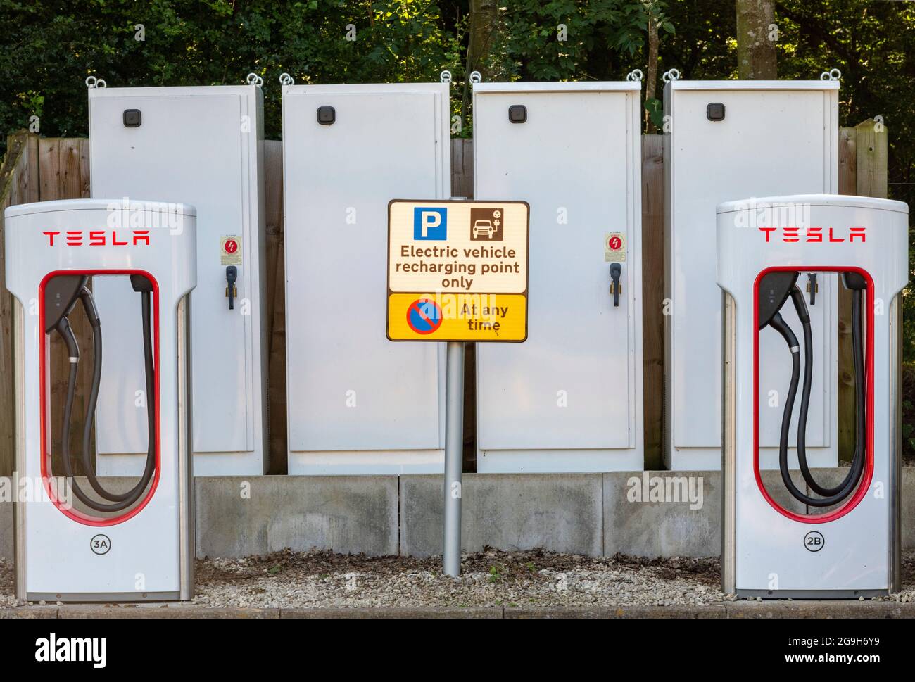 tesla-Elektroauto-Ladestation an einer Autobahn-Tankstelle in großbritannien. Nachhaltigkeit im Autofahren und umweltfreundliches Autofahren. Klima. Stockfoto