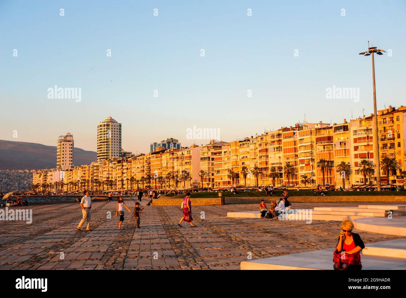 Alsancak,İzmir/Türkei - 9/13/2010 : Gundogdu-Platz bei Sonnenuntergang Stockfoto