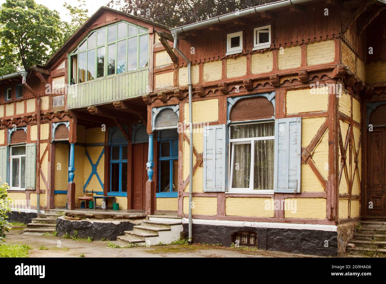 Altes verlassenes Haus an der Stadtstraße am Sommertag Stockfoto