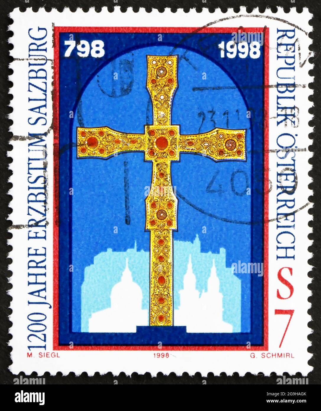 ÖSTERREICH - UM 1998: Eine in Österreich gedruckte Briefmarke zeigt das Goldene Kreuz, 1200 Jahre Erzdiözese Salzburg, um 1998 Stockfoto