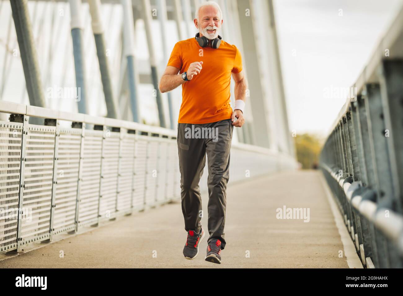 Sportlicher alter Mann Laufen macht Übungen Lebensqualität Stockfoto