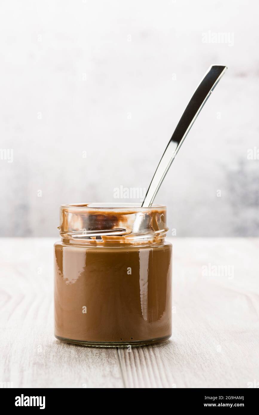 Schokoladencreme im Glas auf Holztisch Stockfoto