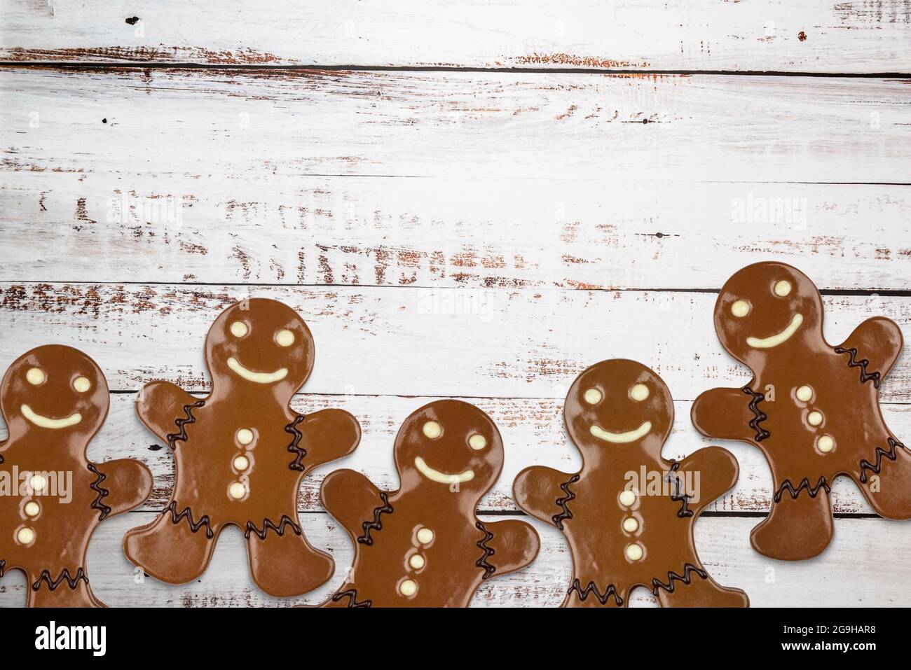 Lebkuchen Mann Cookie mit Schokolade auf Holztisch bedeckt Stockfoto