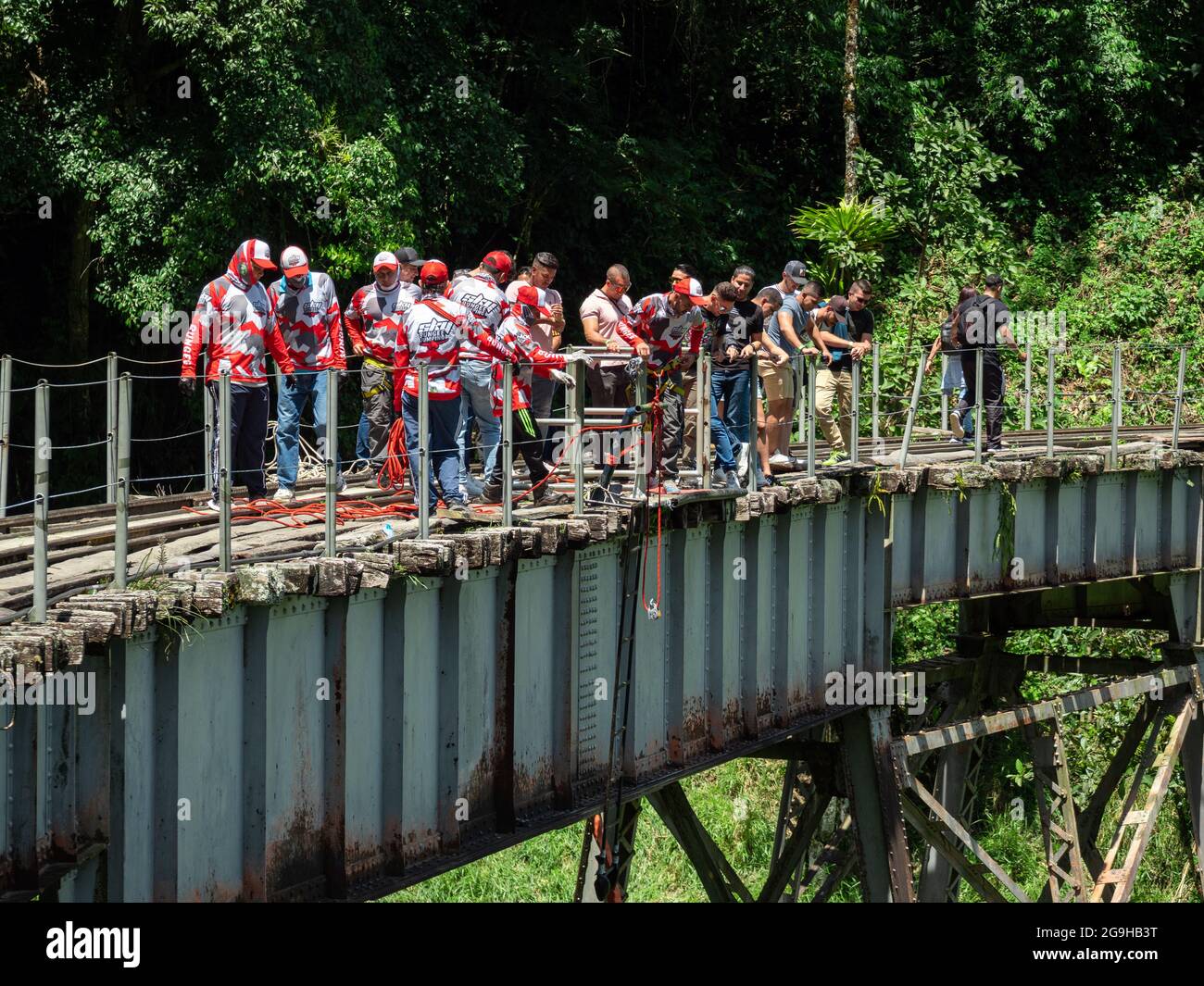 Amaga, Antioquia, Kolumbien - Juli 18 2021: Junge lateinische Männer blicken auf Bungee Springen Sie von der Brücke über den Fluss Stockfoto