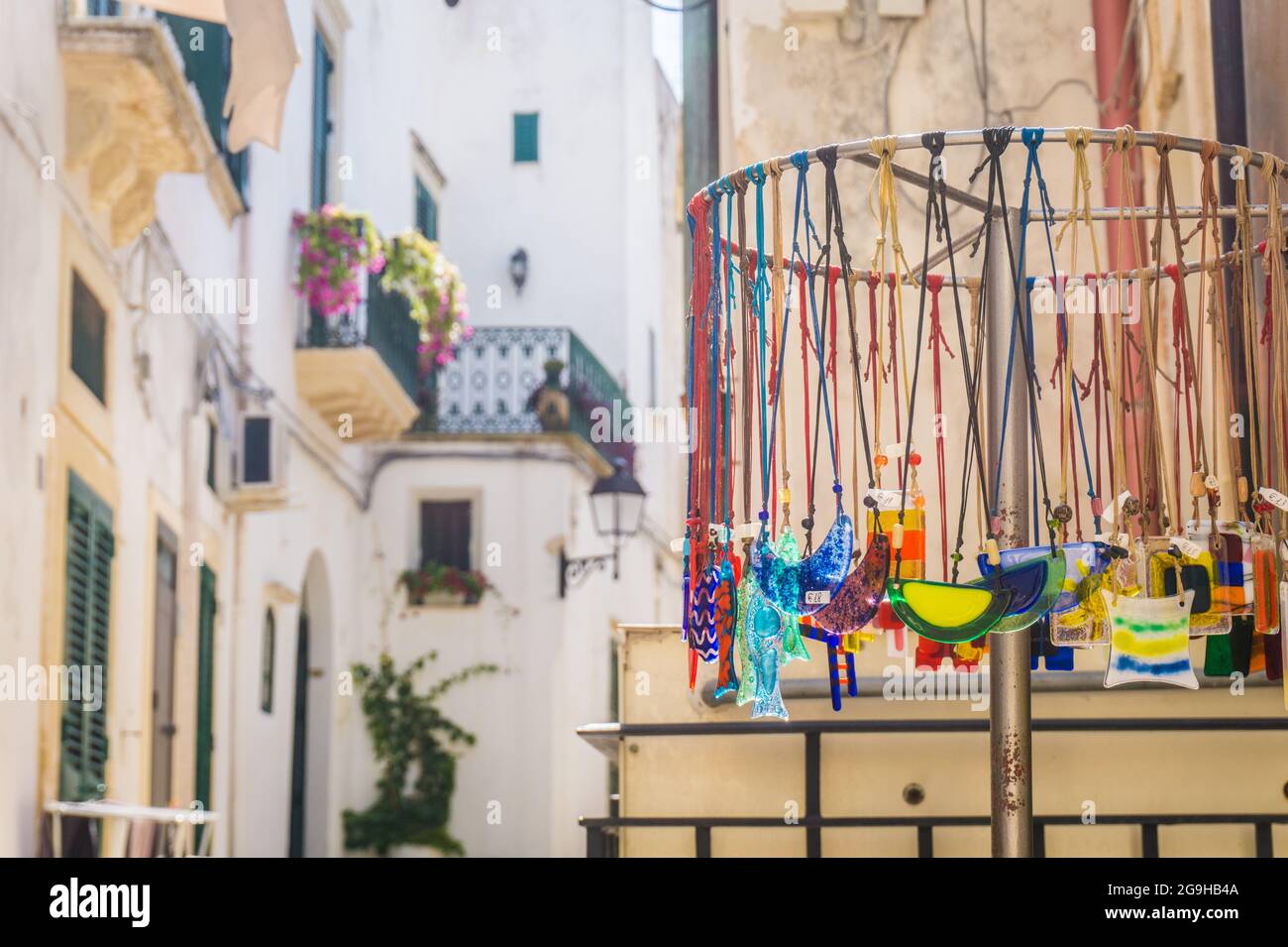 Bunte Handwerk Schmuck zum Verkauf, lokales Geschäft in schönen engen Gassen der Altstadt in Otranto, Italien, Apulien. Stockfoto