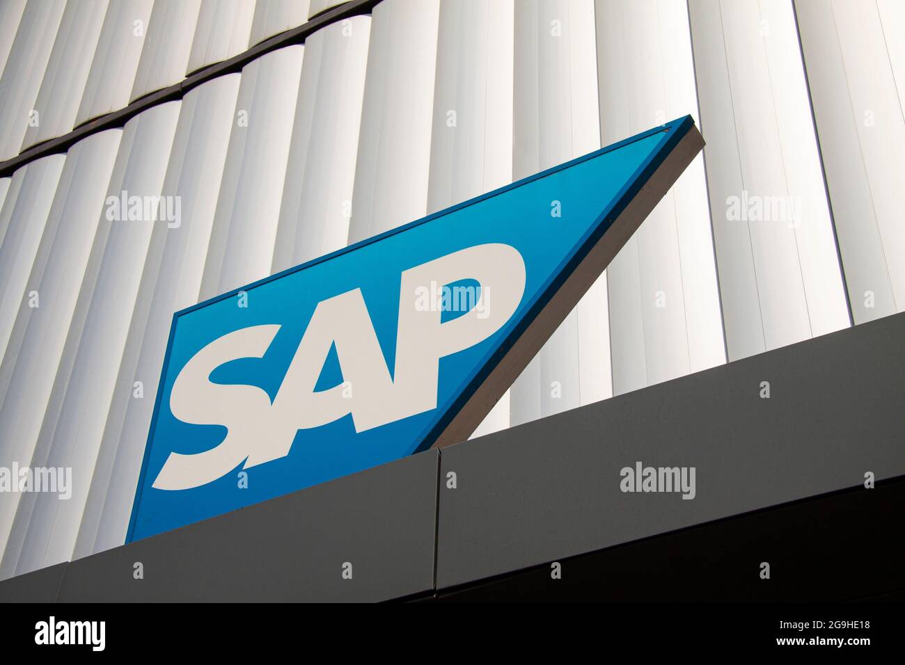 SAP-Markenlogo an der Metallwand des modernen Gebäudes. Die SAP SE ist ein deutscher multinationaler Softwarekonzern, der Unternehmenssoftware entwickelt. Copenhag Stockfoto