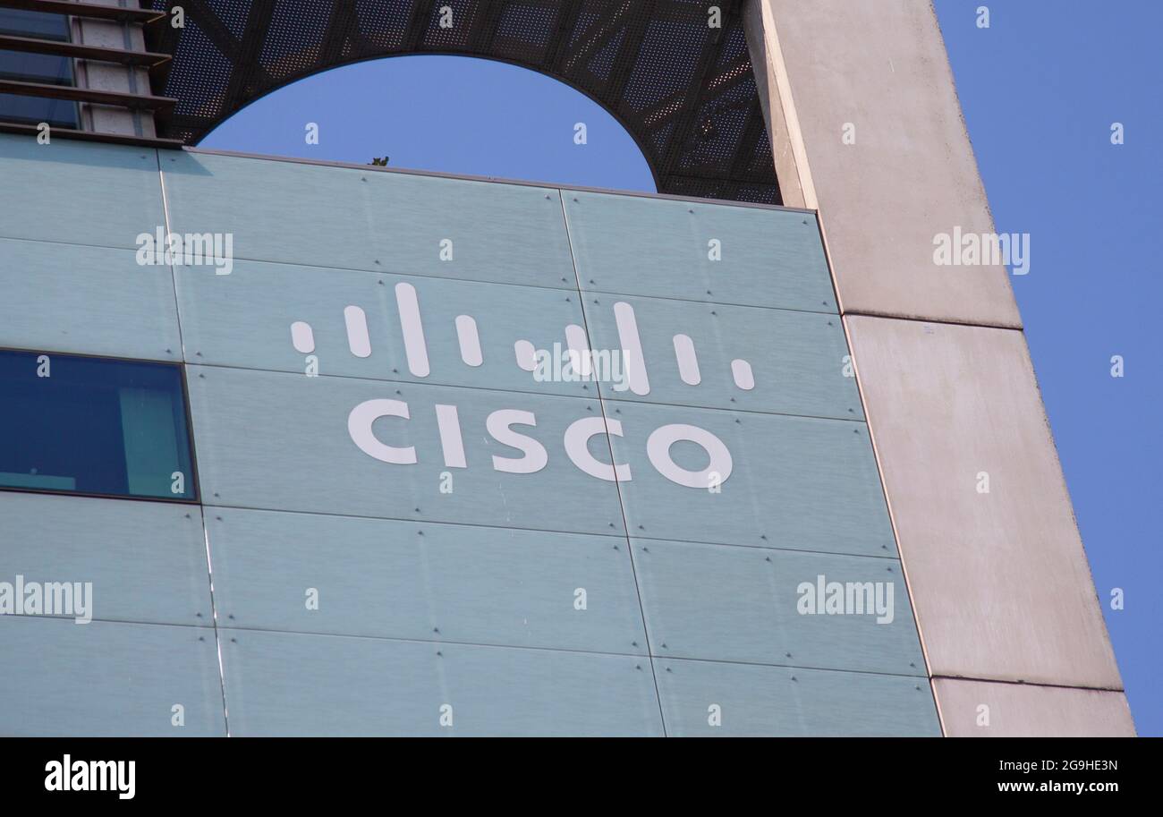 Logo der Marke Cisco Systems auf einem modernen Metallgebäude. Cisco Systems ist ein US-amerikanischer multinationaler Technologiekonzern. Kopenhagen, Dänemark - Stockfoto