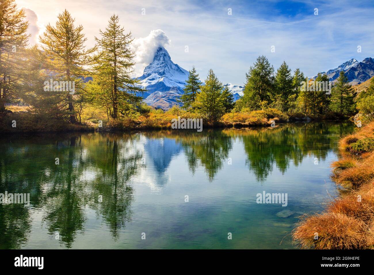 Der berühmte Berggipfel Matterhorn spiegelte sich in einem Teich in den Schweizer Alpen wider Stockfoto