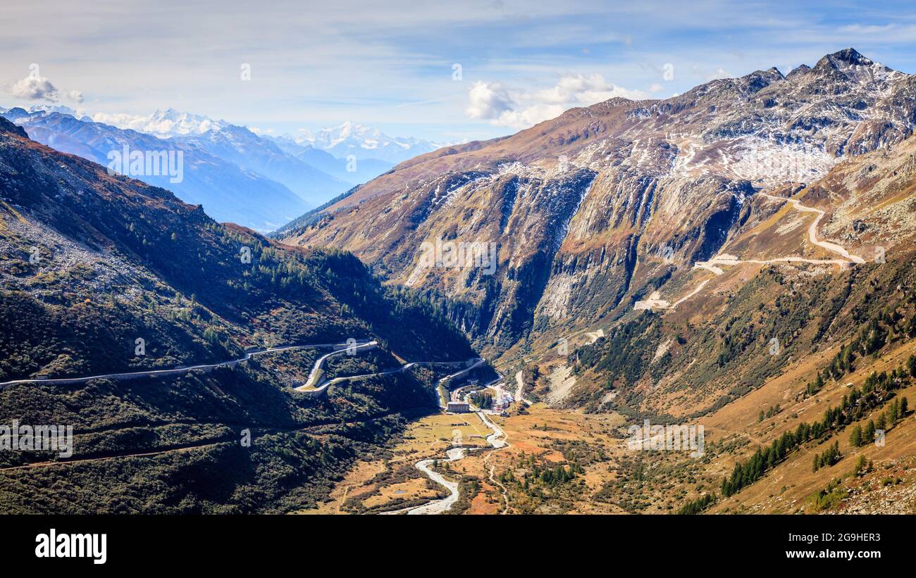 Landschaftlich reizvolle Ansicht einer Serpentententorstraße durch die Berge in der Schweiz Stockfoto
