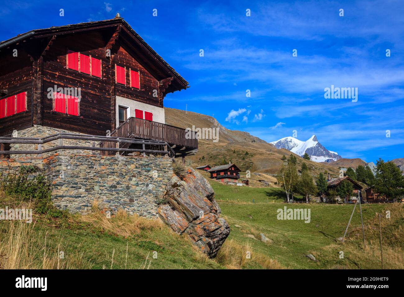 Traditionelles Haus in einem Dorf in der Nähe von Zermatt, Schweiz Stockfoto