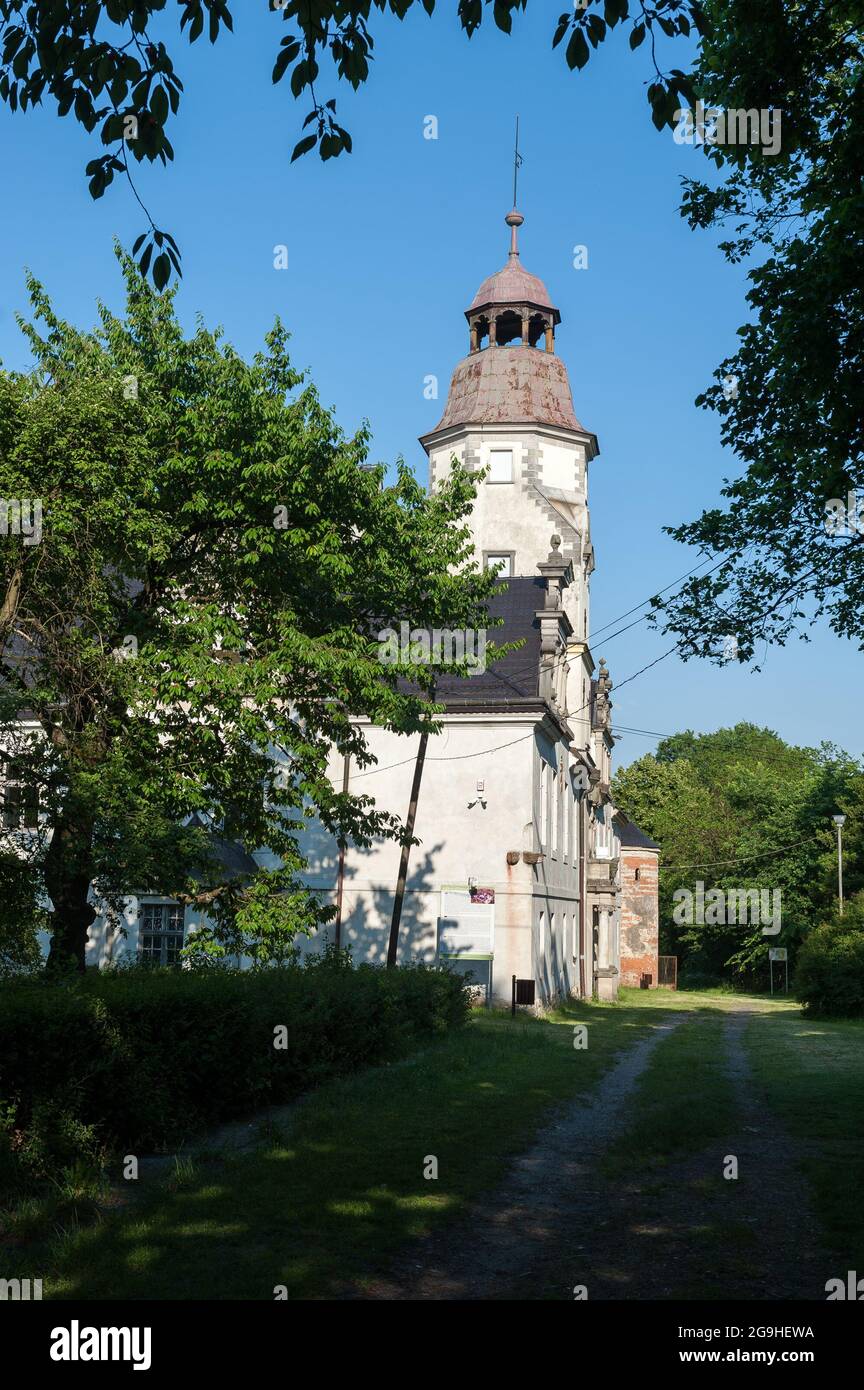 Palast in Dąbrowa, Kreis Opole, Woiwodschaft Opole im Süden Polens Stockfoto