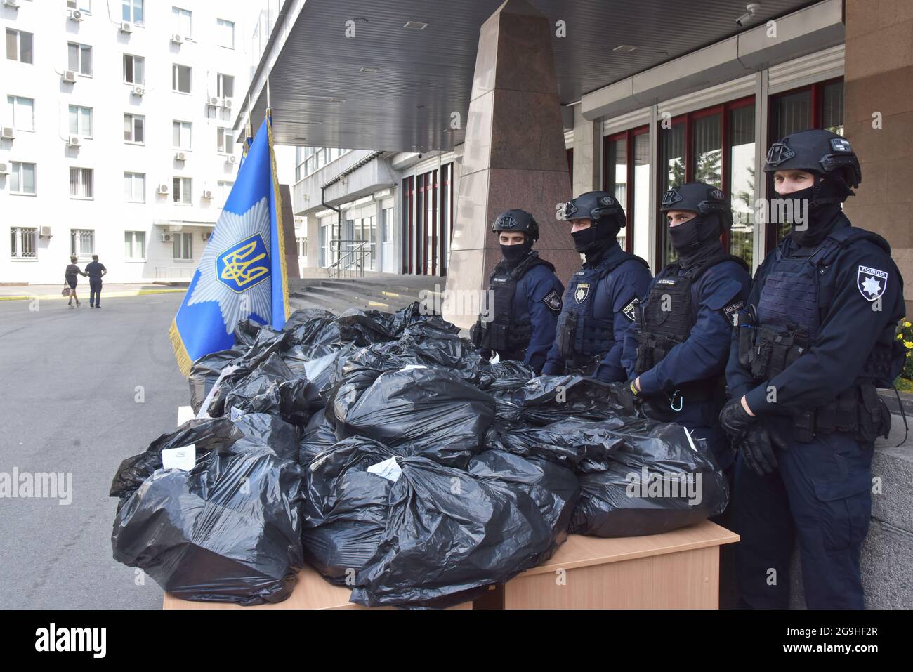 Nicht exklusiv: KIEW, UKRAINE - 26. JULI 2021 - Polizeibeamte stehen während einer Unterrichtung über die Festnahme von drei Mitgliedern der transnationalen dr Stockfoto