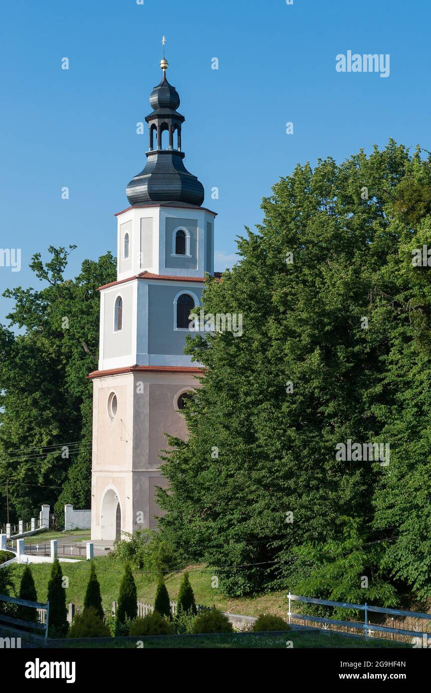 Kirche in Dąbrowa, Kreis Opole, Woiwodschaft Opole im Süden Polens Stockfoto