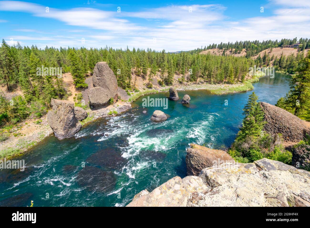 Blick vom Aussichtspunkt auf die riesigen Felsbrocken am Spokane River bei Bowl und Pitcher im Riverside State Park in Spokane Washington Stockfoto