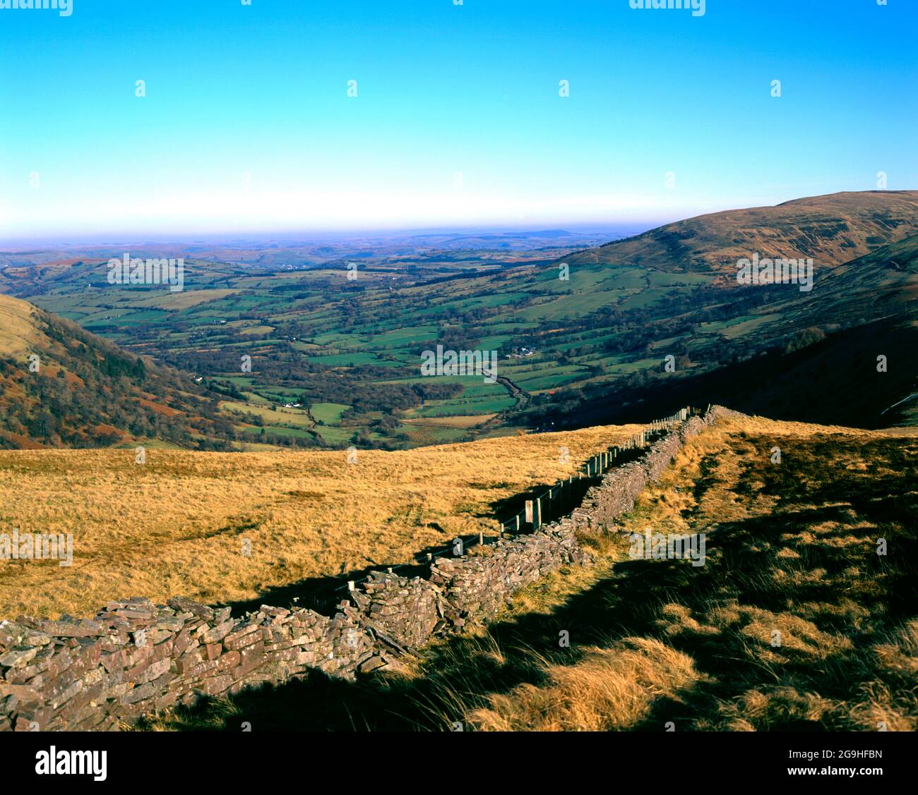 Blick auf das Senni Valley von Fan Nedd, Fforest Fawr, Brecon Beacons National Park, Powys, Wales. Stockfoto