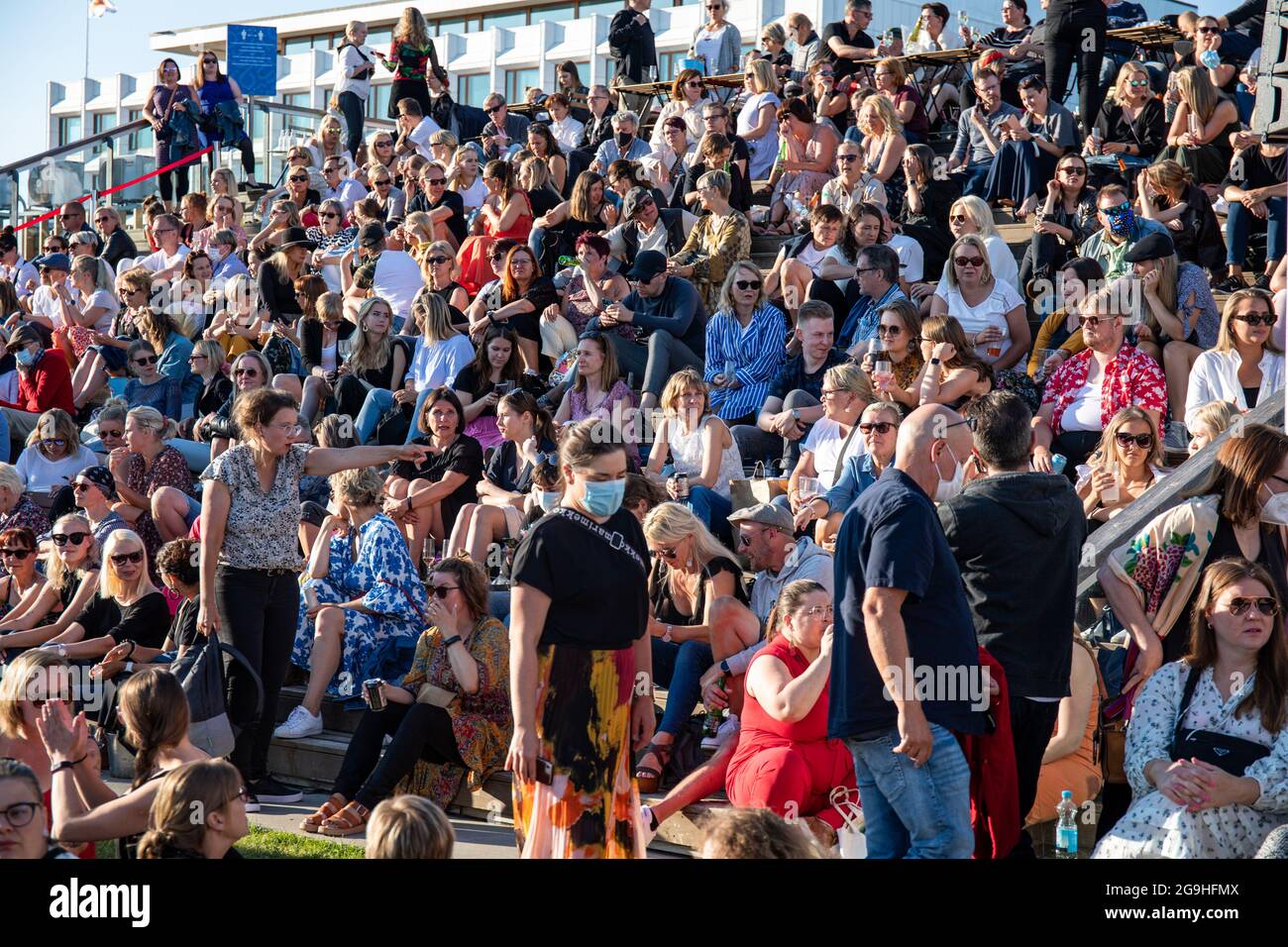 Das Publikum auf der Allas Live Bühne wartet auf das Konzert gehen beginnen in Helsinki, Finnland Stockfoto