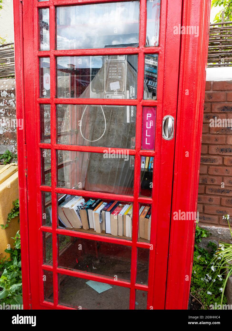 Bibliothek der roten Telefonbox, Topsham, Devon, England, Großbritannien. Stockfoto