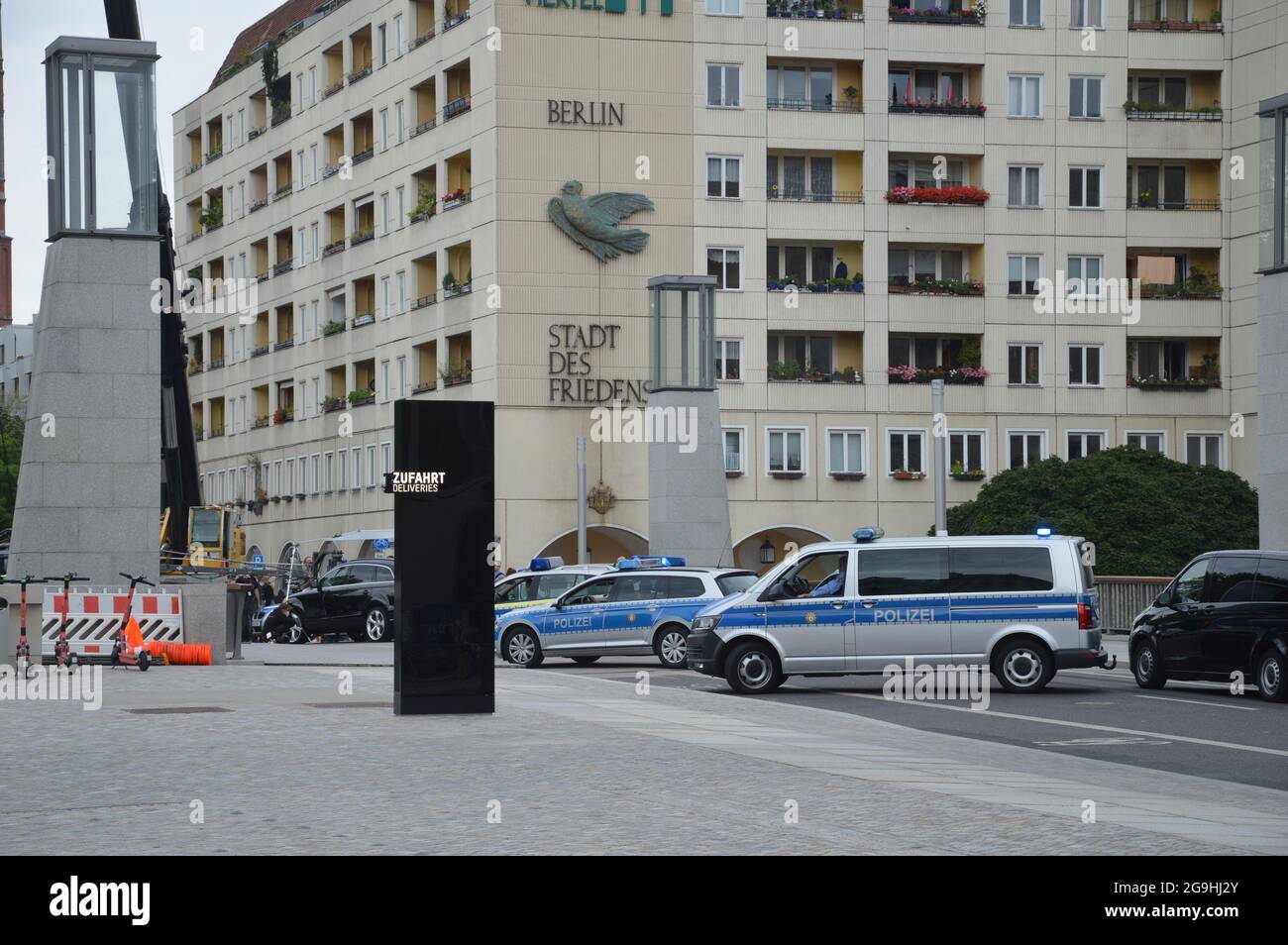 Die Dreharbeiten zum Action-Thriller 'Retribution' auf der Rathausbrücke in Berlin, Deutschland - 22. Juli 2021. Stockfoto