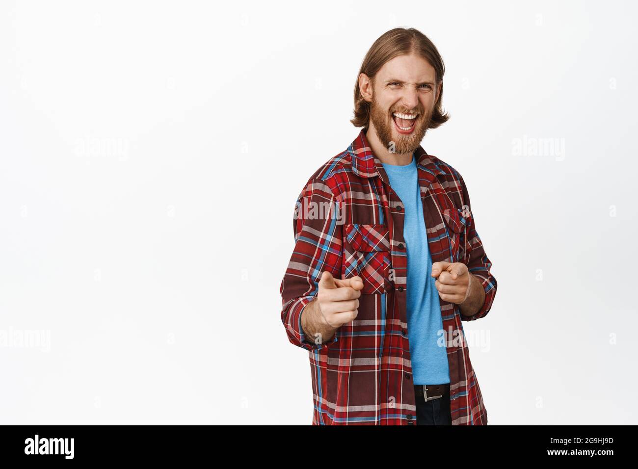 Porträt eines lächelnden bärtigen Mannes, der mit dem Finger auf die isolierte Kamera auf weißem Hintergrund zeigt. Happy Hipster Kerl Kommissionierung Sie, zeigen Sie zu gratulieren Stockfoto