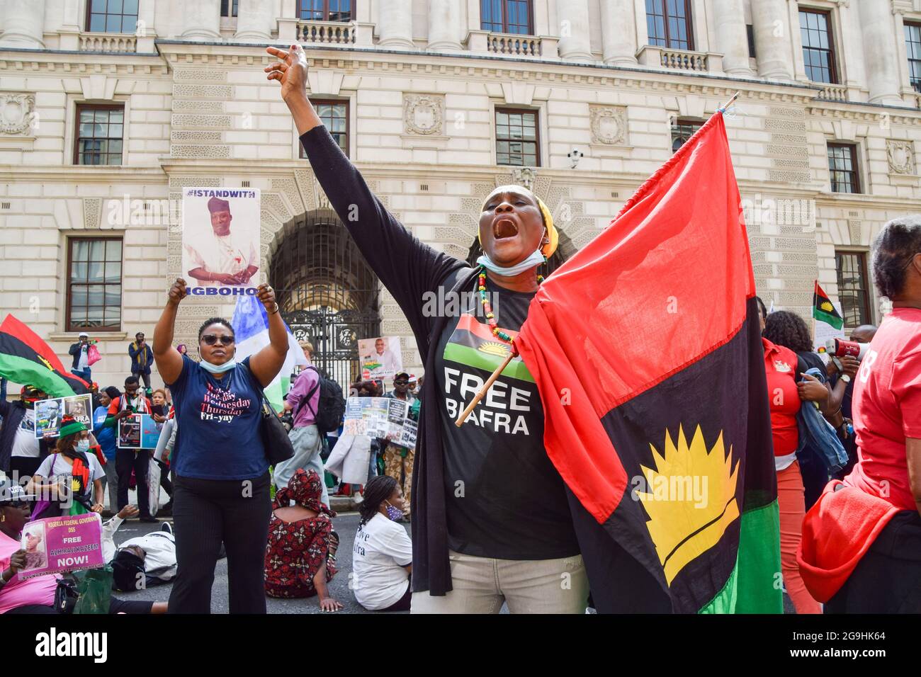 London, Großbritannien. Juli 2021. Demonstranten vor dem Auswärtigen Amt, dem Commonwealth- und Entwicklungsbüro. Demonstranten versammelten sich in Whitehall und forderten die Freilassung von Nnamdi Kanu und Sunday Adeyemo, alias Sunday Igboho, sowie zur Unterstützung des ehemaligen Staates Biafra, Teil von Nigeria. (Kredit: Vuk Valcic / Alamy Live News) Stockfoto