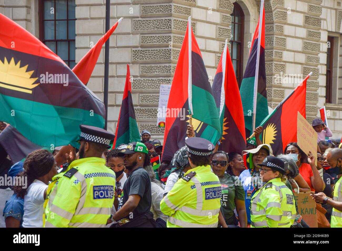 London Grossbritannien Juli 2021 Demonstranten Schwenken Biafra Fahnen Vor Dem Aussenministerium Dem Commonwealth Und Entwicklungsburo Demonstranten Versammelten Sich In Whitehall Und Forderten Die Freilassung Von Nnamdi Kanu Und Sunday Adeyemo