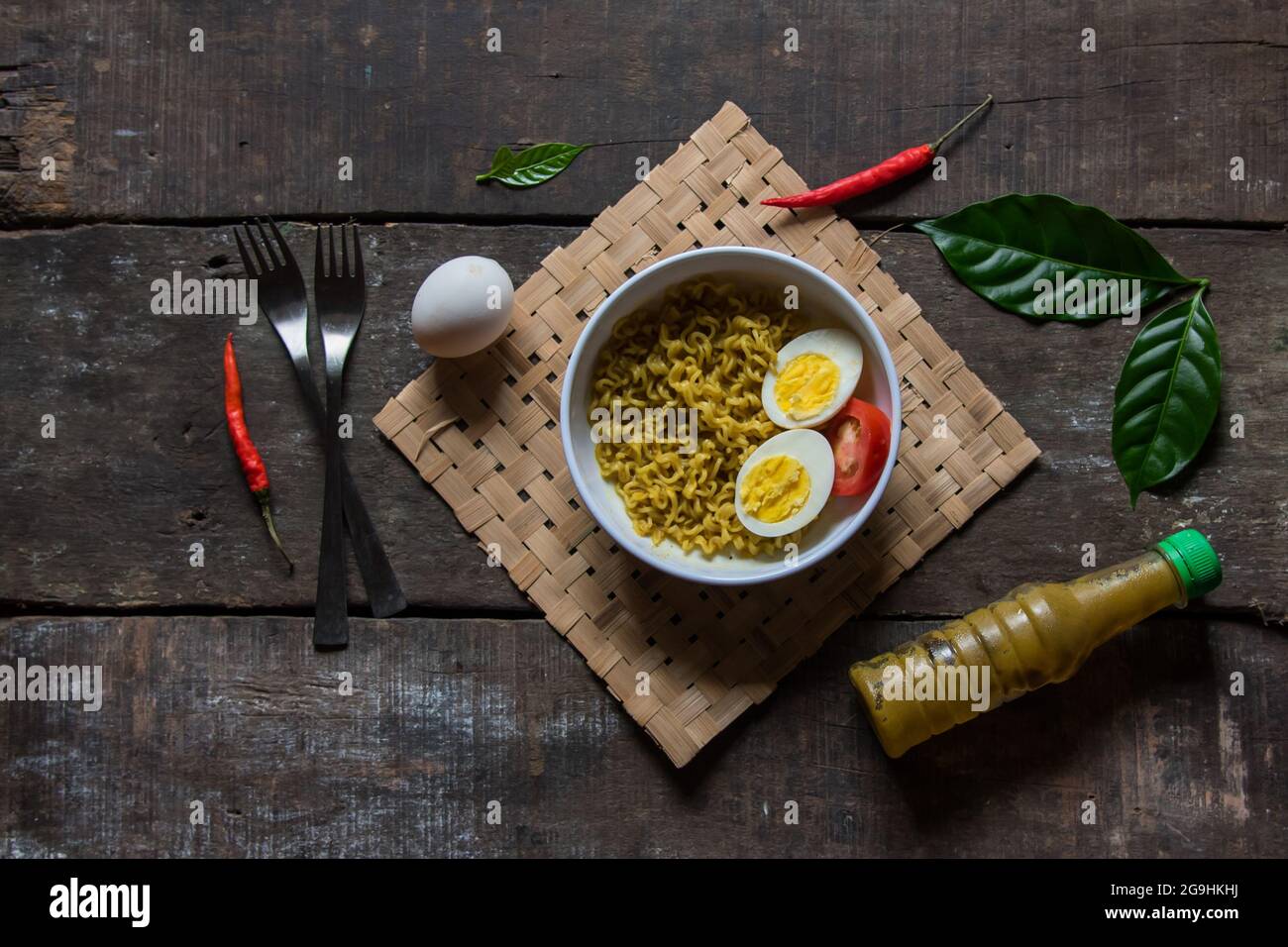 Blick von der Spitze der beliebten Snacks Artikel Instant maggi Masala Nudeln. Stockfoto