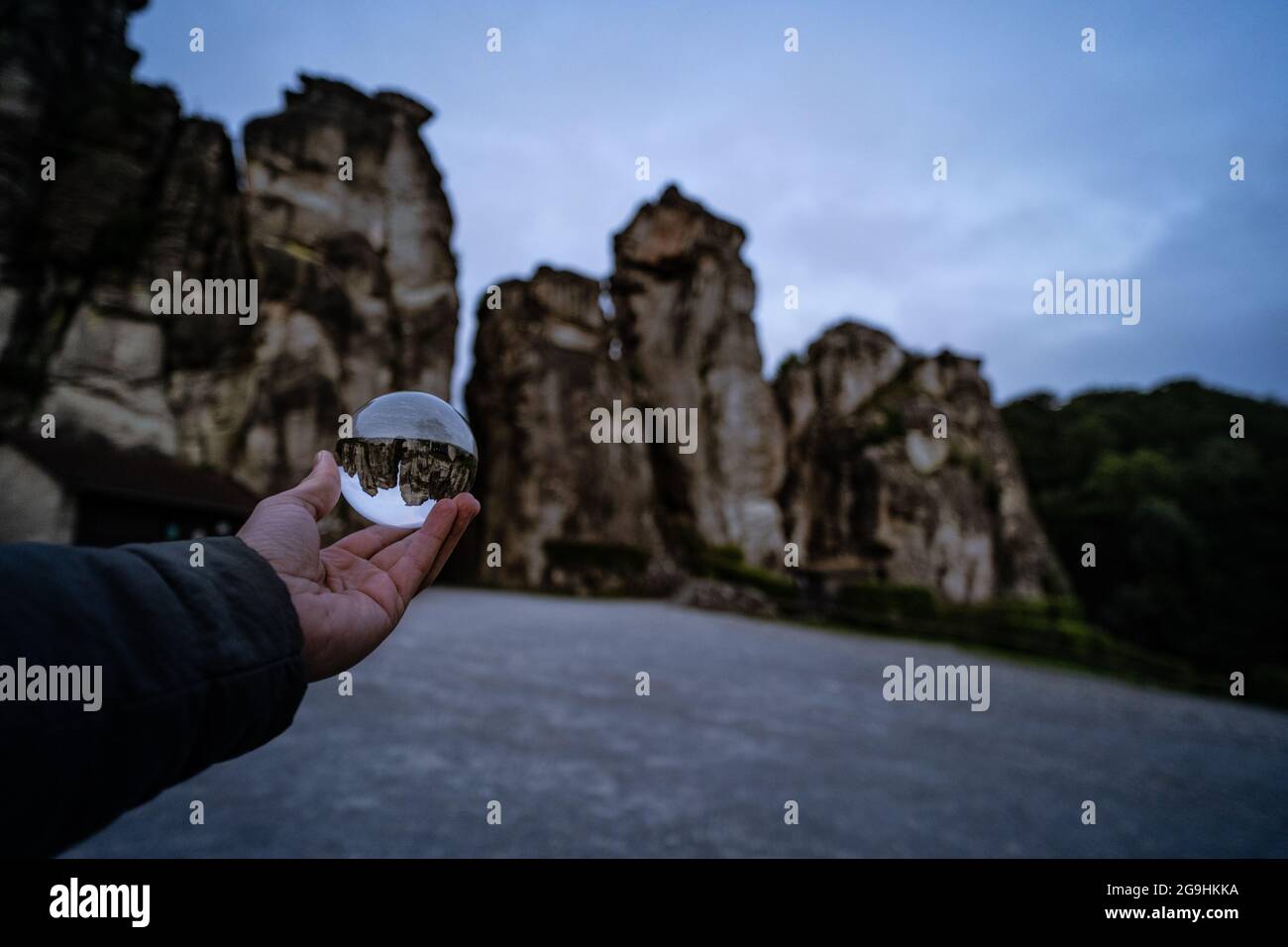 Lensball vor den Externsteine im teuteburger Wald Stockfoto