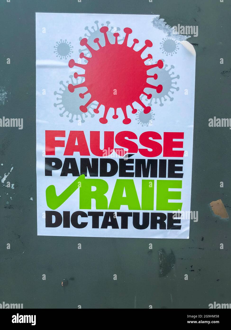 Straßburg, Frankreich, Detail, Aufkleber an der Wand, Anti-COVID-Impfungen Slogan „False Pandemic, Real Dictature“ Virus Anti-Pass Regeln, Desinformation, Poster AN DER WAND, Fehlinformationen, Herausforderungen der öffentlichen Gesundheit Stockfoto