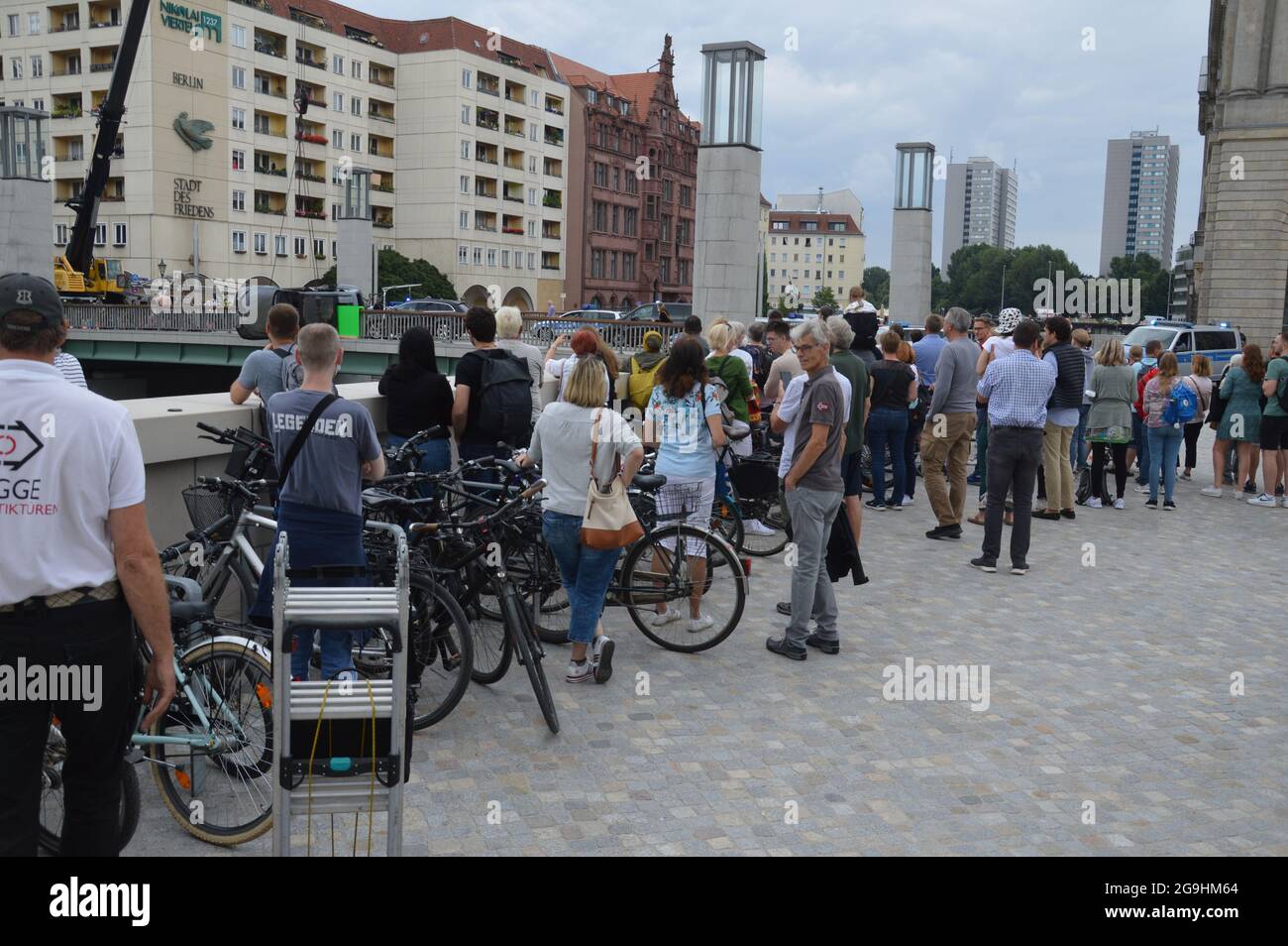 Die Dreharbeiten zum Action-Thriller 'Retribution' auf der Rathausbrücke in Berlin, Deutschland - 22. Juli 2021. Stockfoto