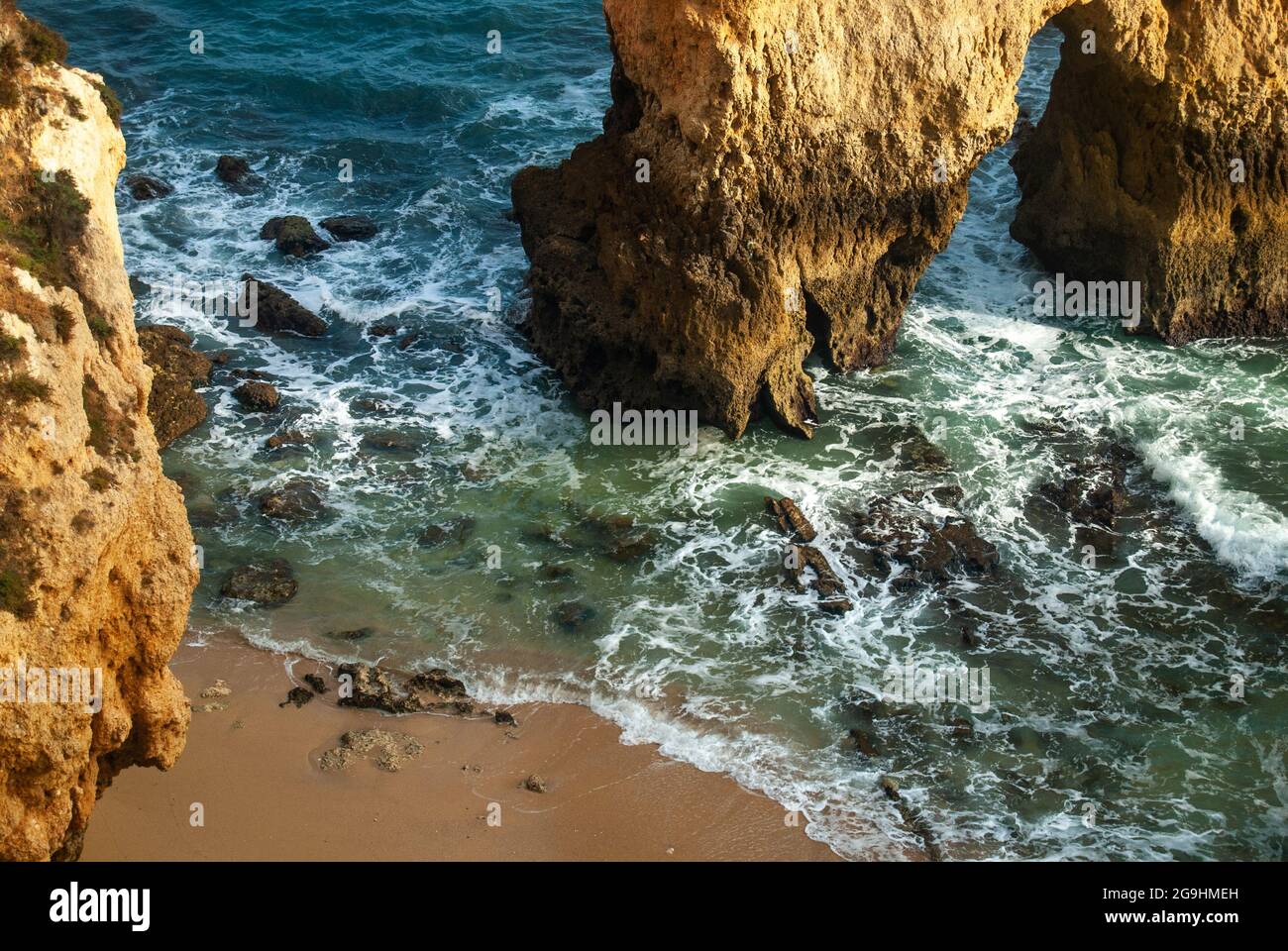 Nahaufnahme der aquamarinfarbenen Wellen am Felsstrand Stockfoto