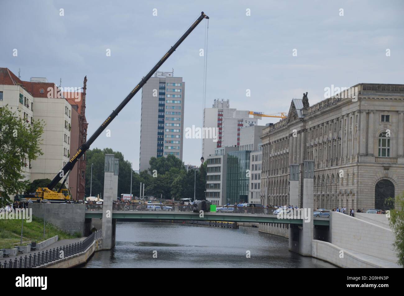 Die Dreharbeiten zum Action-Thriller 'Retribution' auf der Rathausbrücke in Berlin, Deutschland - 22. Juli 2021. Stockfoto