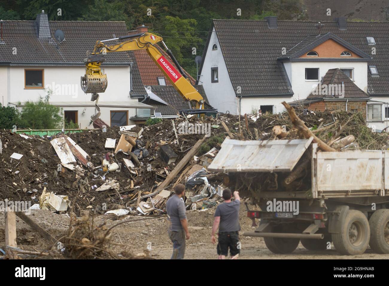 Kreuzberg, Deutschland. Juli 2021. Bagger laden in der Stadt an der Ahr, die von den Überschwemmungen verwüstet wurde, Bauschutt und Treibgut auf Lastwagen. Quelle: Thomas Frey/dpa/Alamy Live News Stockfoto