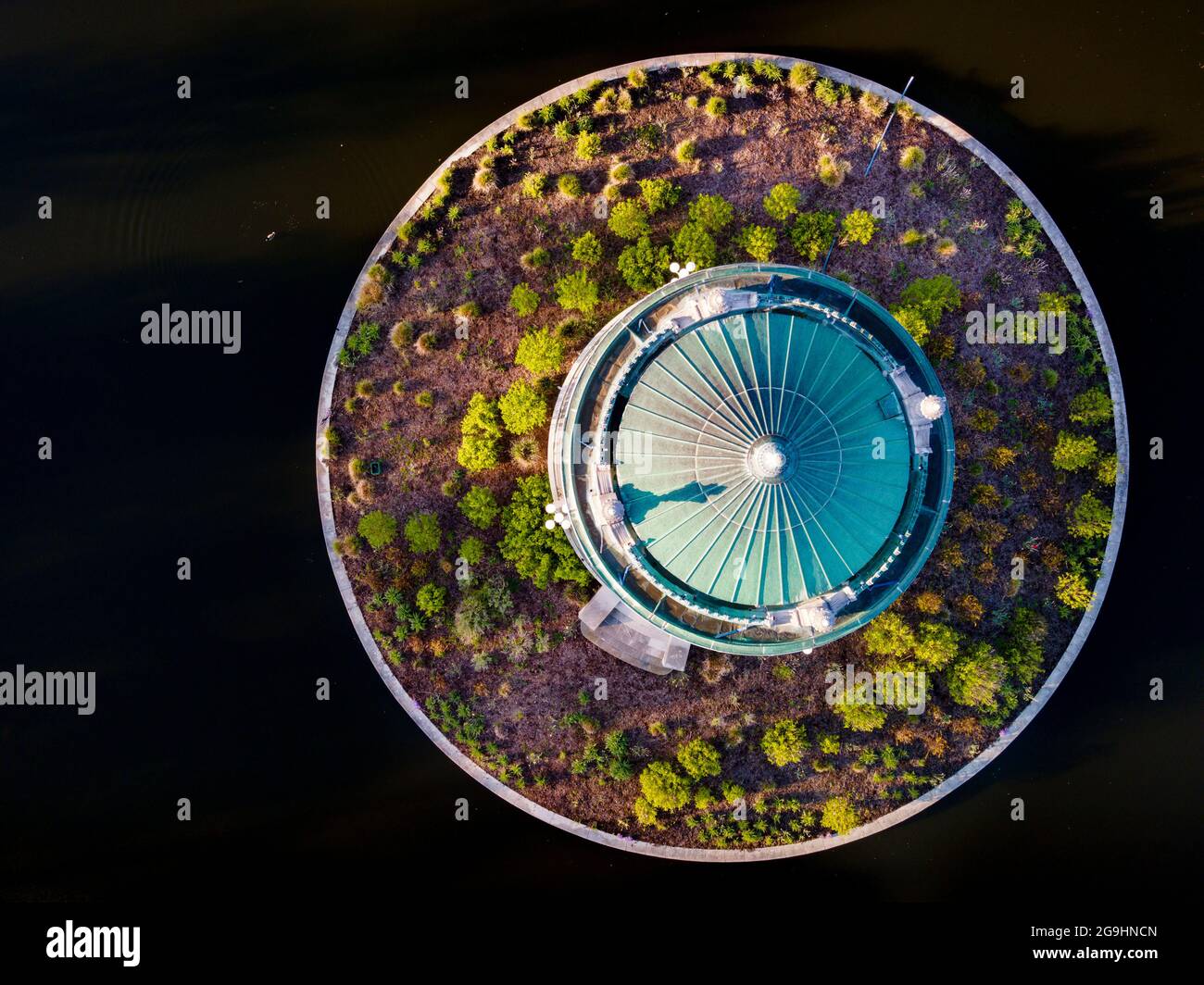 Sonnenaufgang leuchtet über dem Nathan Frank Bandstand am Pagoda Lake im Forest Park in St. Louis, Missouri, USA. Stockfoto