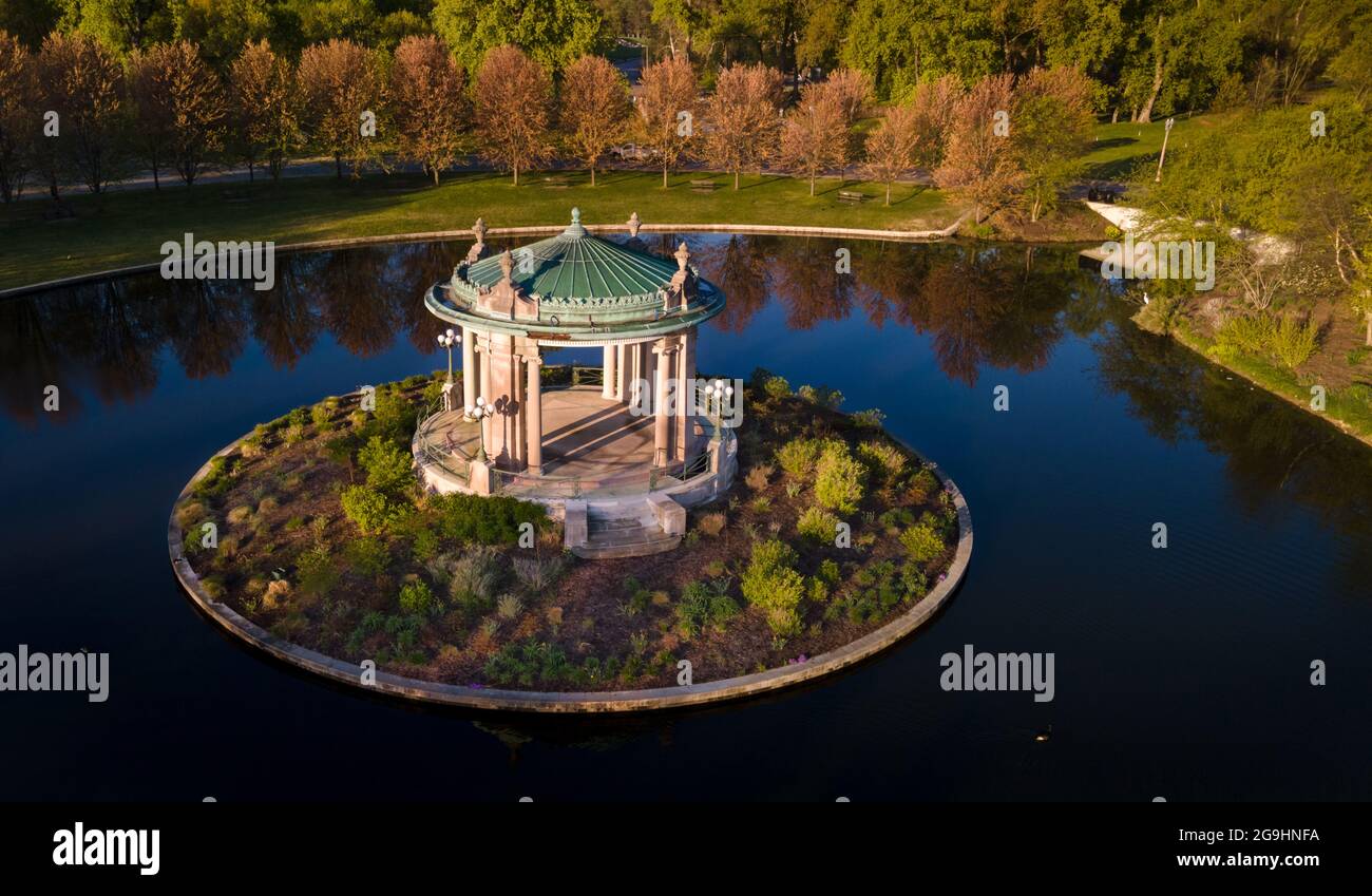 Sonnenaufgang leuchtet über dem Nathan Frank Bandstand am Pagoda Lake im Forest Park in St. Louis, Missouri, USA. Stockfoto
