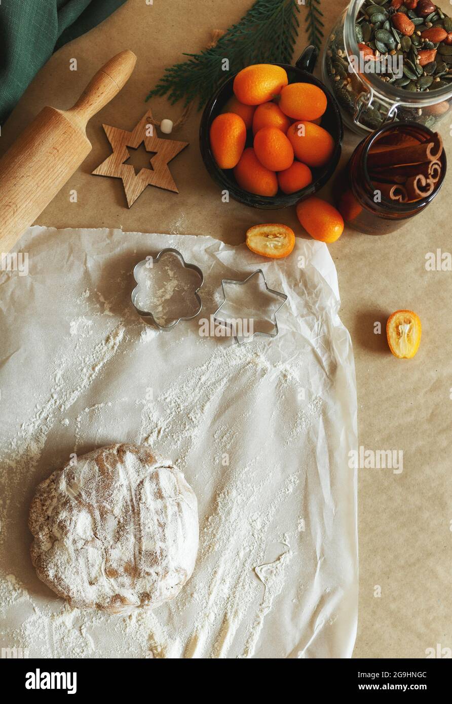 Weihnachten traditionelle hausgemachte Lebkuchen Teig auf einem braunen Papier, Honig, Rollholz Draufsicht. Festliche hausgemachte Lebkuchenkekse, Draufsicht Stockfoto