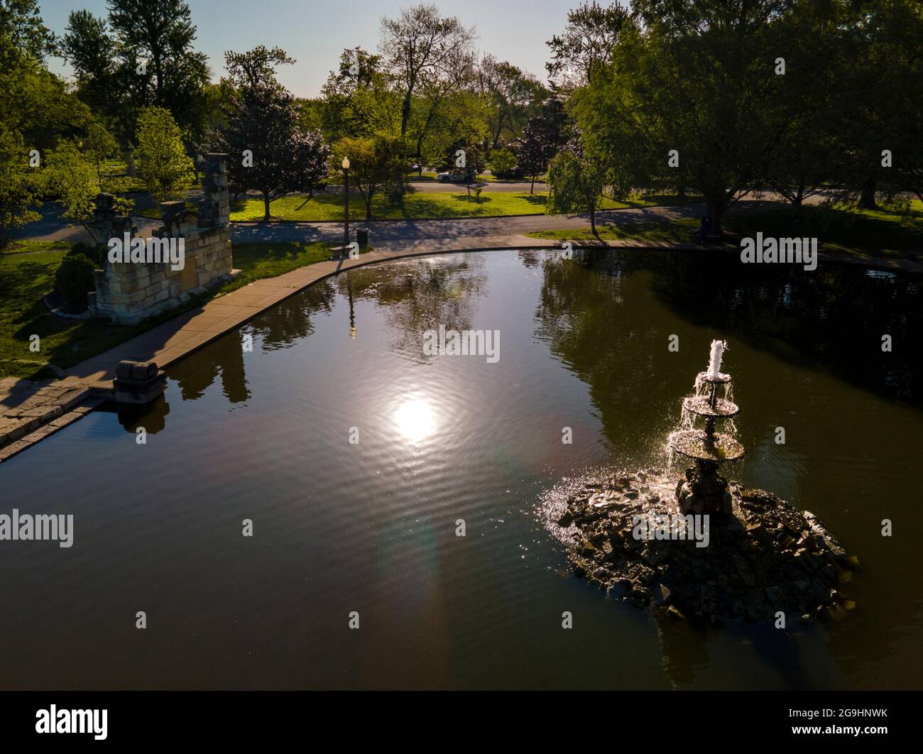 Das Morgenlicht reflektiert vom Fountain Pond und den Ruinen im Tower Grove Park in St. Louis. Stockfoto