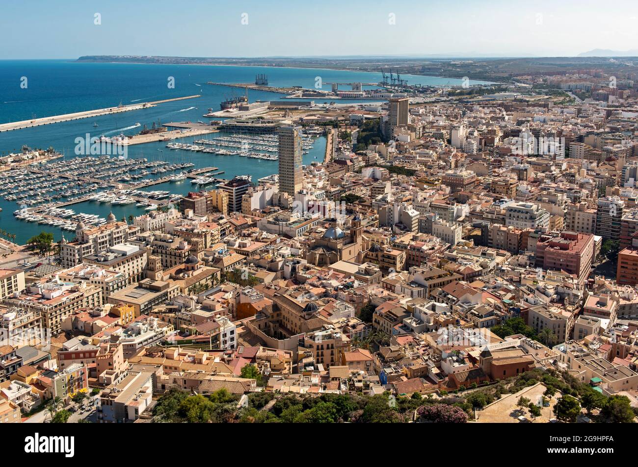 Blick auf die Altstadt von Alicante von der Burg Santa Bárbara auf dem Berg Benacantil, Alacant, Spanien Stockfoto