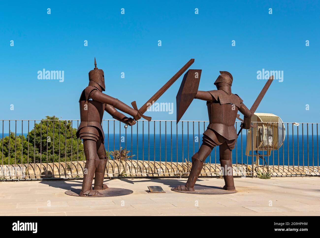 Metallstatuen von Rittern in Rüstung, Burg Santa Bárbara, Alicante (Alacant), Spanien Stockfoto