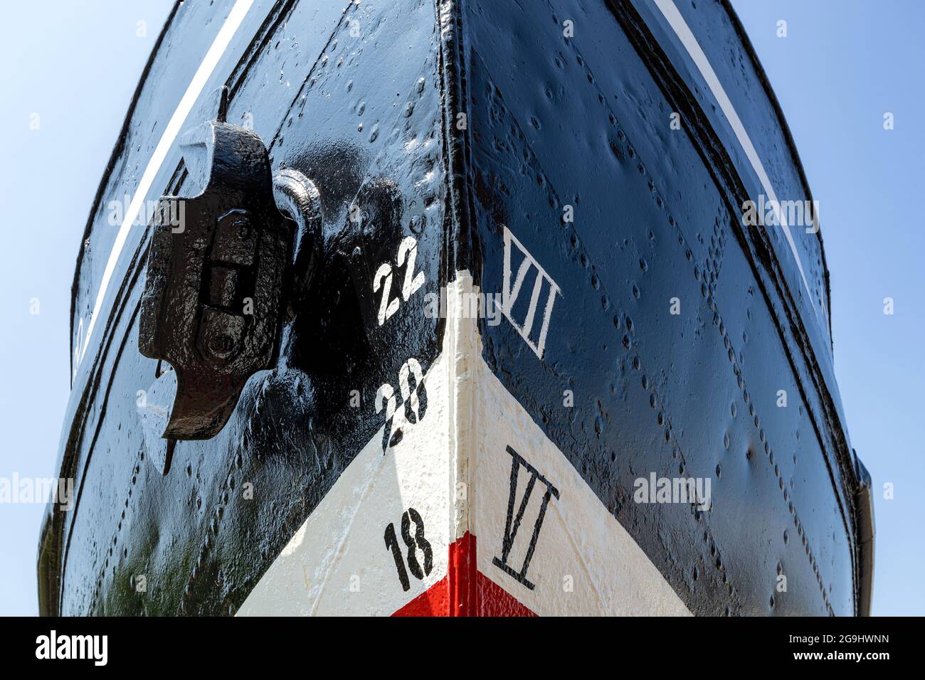 Metrische und kaiserliche Tiefzugsmarken auf dem Bug eines alten Schiffes mit Rumpf Stockfoto
