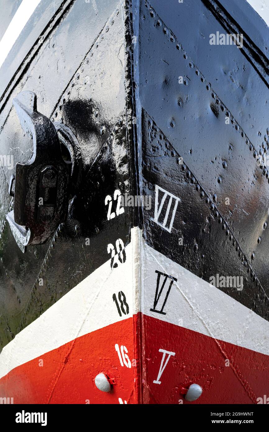 Metrische und kaiserliche Tiefzugsmarken auf dem Bug eines alten Schiffes mit Rumpf Stockfoto