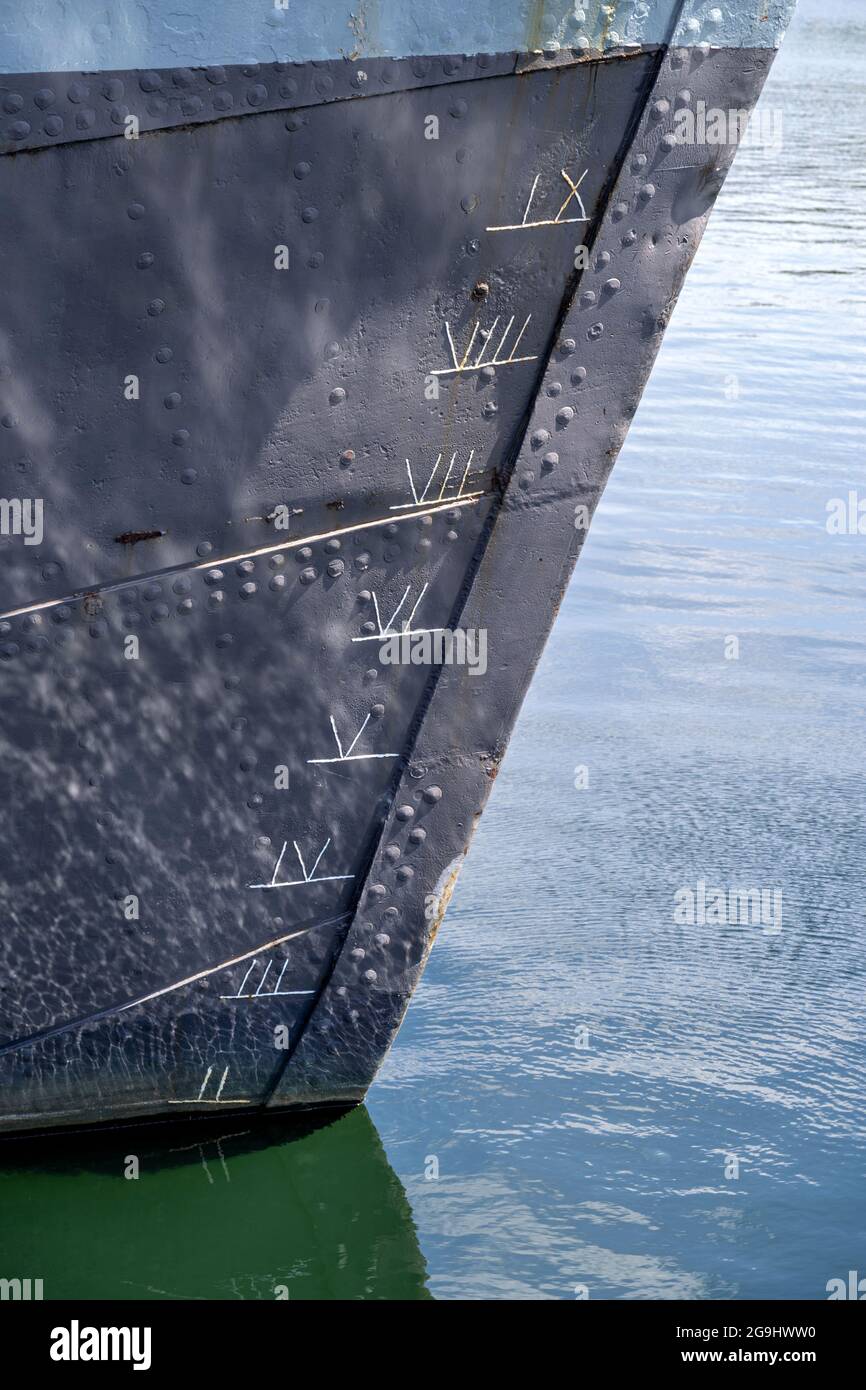 kaiserliche Zugmarken auf dem Bug eines alten Schiffes mit Rumpf Stockfoto