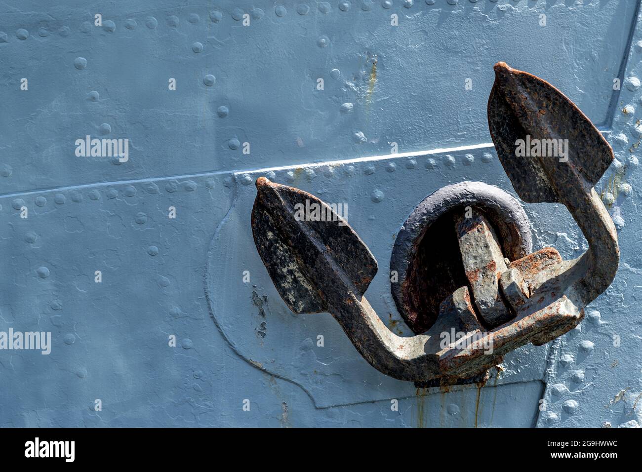 Anker eines ozeanlaufenden Schiffes mit verhülltem Rumpf Stockfoto
